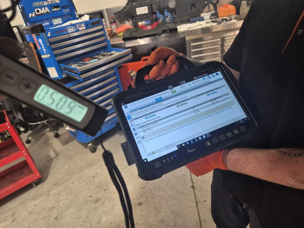 The ultrasonic measurement is compared with the target level shown in Mercedes-Benz XENTRY, taking the current fluid temperature into account.