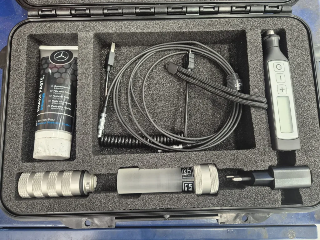 The specialist ultrasonic transmission oil-level measuring equipment used with Mercedes-Benz XENTRY diagnostics.